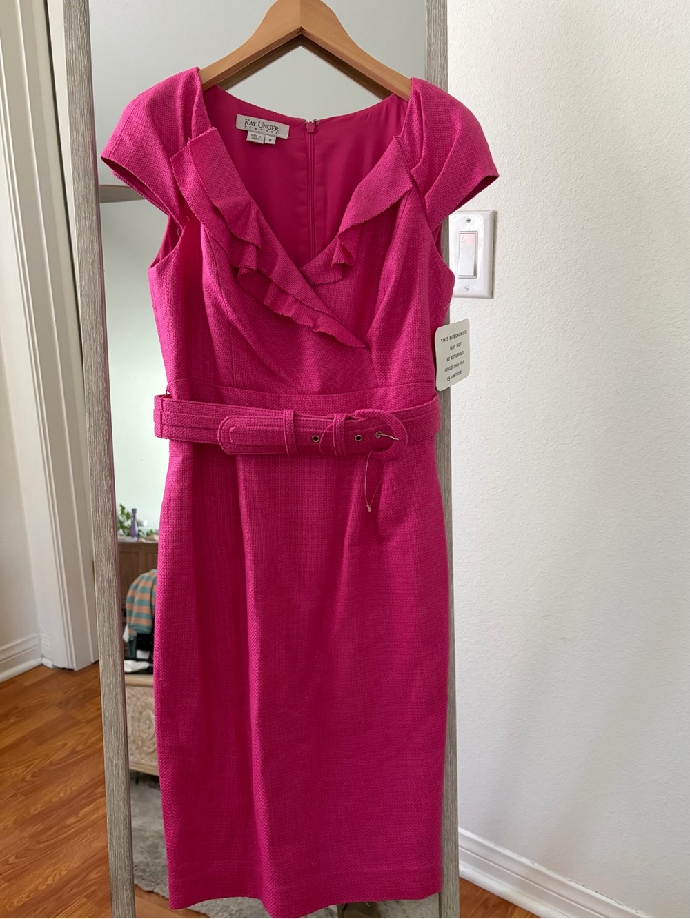 Kay Unger Fuchsia Ruffle Sheath Dress with Belt
Size 6
Hot Pink
Cocktail